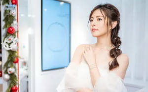 任容萱抹胸纱裙性感写真图片