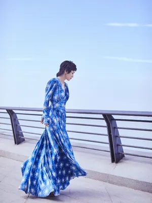 郭采洁蓝色长裙性感图片写真_4