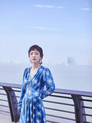 郭采洁蓝色长裙性感图片写真_5
