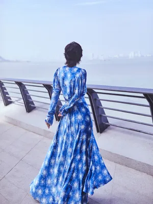 郭采洁蓝色长裙性感图片写真_7