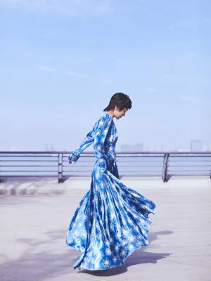 郭采洁蓝色长裙性感图片写真_9