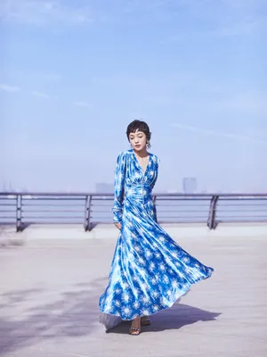 郭采洁蓝色长裙性感图片写真_11
