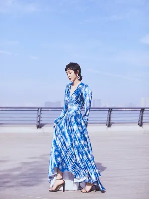 郭采洁蓝色长裙性感图片写真_12