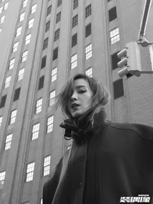 气质美女侯佩岑街拍写真图片_4