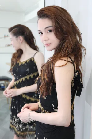 张榕容吊带连衣裙写真图片