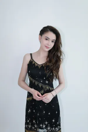 张榕容吊带连衣裙写真图片_2