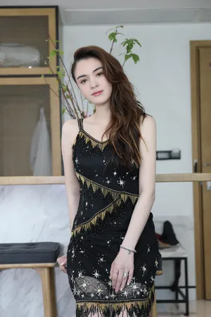 张榕容吊带连衣裙写真图片_9