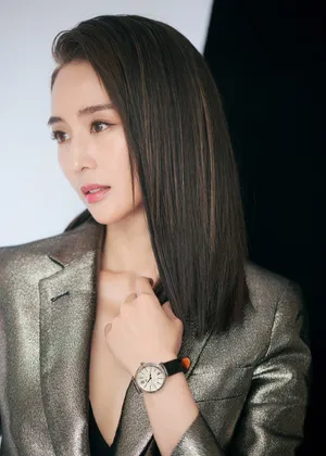 张钧甯金色西装干练写真图片