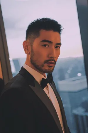 高以翔黑色西装魅力写真图片_2