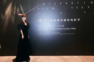 昆凌黑色羽毛裙迷人写真图片第1张