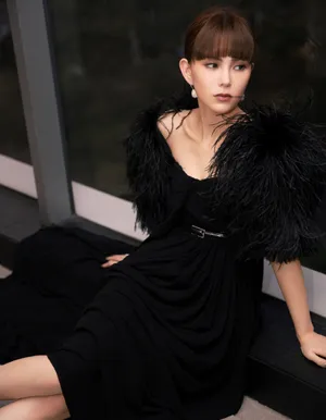 昆凌黑色羽毛裙迷人写真图片_3