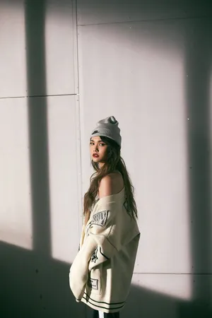 杨丞琳卷发性感MV写真图片_3