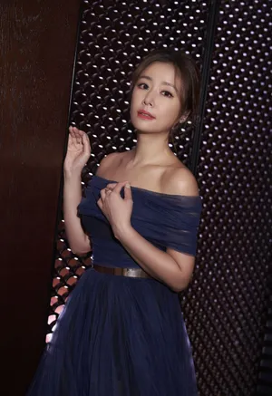 林心如藏蓝色纱裙优雅写真图片