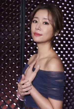 林心如藏蓝色纱裙优雅写真图片_3
