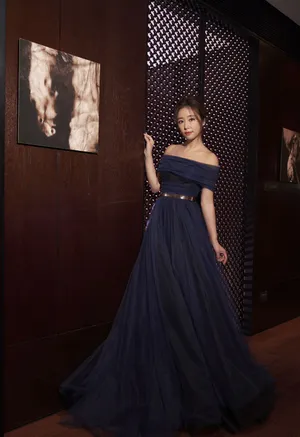 林心如藏蓝色纱裙优雅写真图片_6
