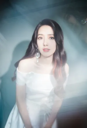 郭碧婷纯白长裙优雅写真图片