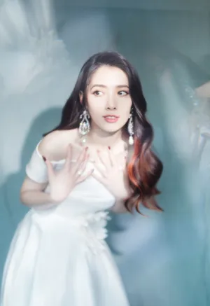 郭碧婷纯白长裙优雅写真图片_3