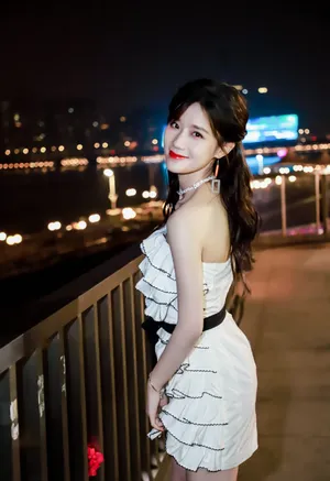 陈意涵性感夜景街拍图片