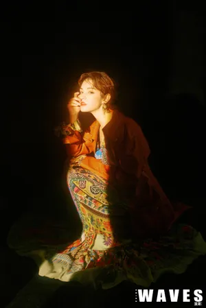张榕容复古羽毛裙光影写真图片_8
