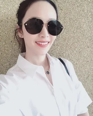 侯佩岑黑白套装性感自拍照图片_3