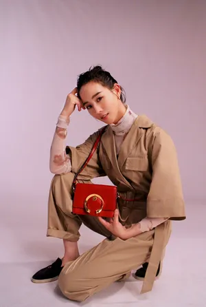 张钧甯休闲率性工装服写真图片_1