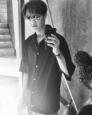 邱胜翊黑白帅气写真图片_8
