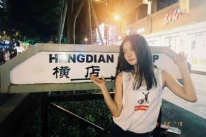 陈语安养眼夜晚街拍照图片