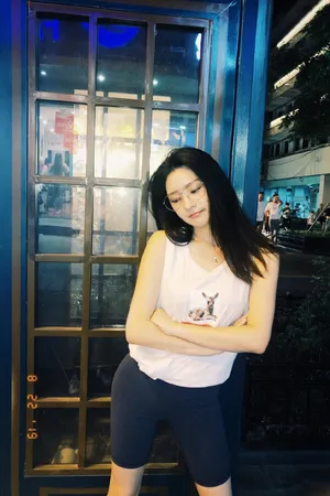 陈语安养眼夜晚街拍照图片_2