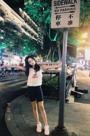 陈语安养眼夜晚街拍照图片_3