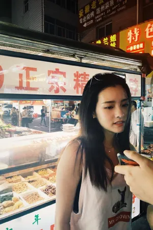 陈语安养眼夜晚街拍照图片_4