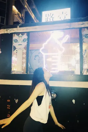 陈语安养眼夜晚街拍照图片_6