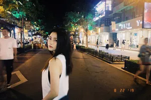 陈语安养眼夜晚街拍照图片_8
