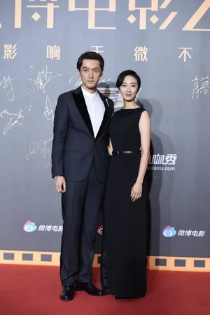 桂纶镁微博电影之夜黑色长裙性感图片_2