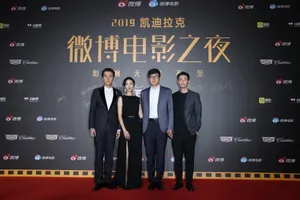 桂纶镁微博电影之夜黑色长裙性感图片_5