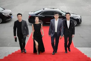 桂纶镁微博电影之夜黑色长裙性感图片_7