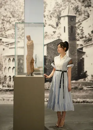 陈妍希优雅画展写真图片第1张