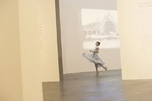 陈妍希优雅画展写真图片_3