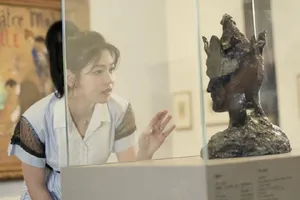 陈妍希优雅画展写真图片_6