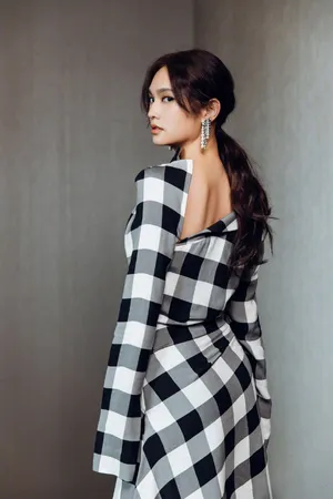 杨丞琳露背性感时尚写真图片_3