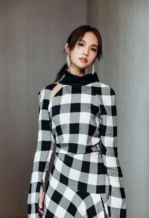 杨丞琳露背性感时尚写真图片_4