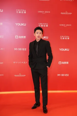 演员李鸿其黑色西服帅气图片