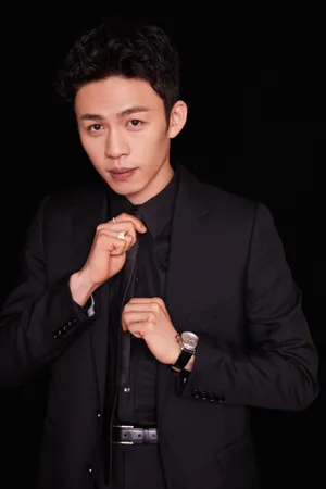 演员李鸿其黑色西服帅气图片第1张