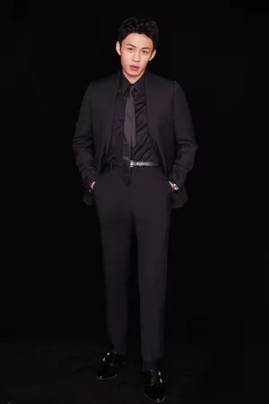 演员李鸿其黑色西服帅气图片_4