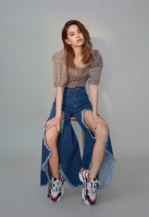 昆凌齐肩棕发美背美腿性感图片第1张