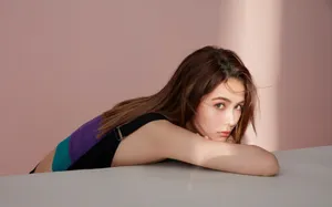 昆凌齐肩棕发美背美腿性感图片_4
