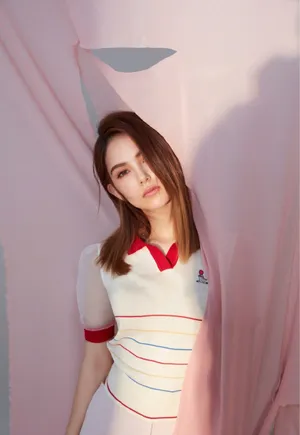昆凌齐肩棕发美背美腿性感图片_6