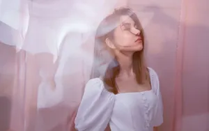 昆凌齐肩棕发美背美腿性感图片_8