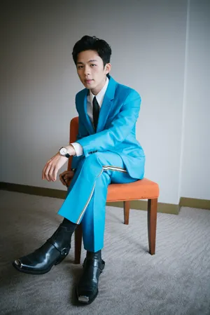 李鸿其蓝色西服帅气写真图片_4