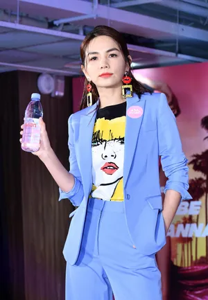 Ella陈嘉桦蓝色职业套装性感图片第1张