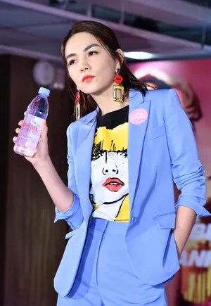 Ella陈嘉桦蓝色职业套装性感图片_2